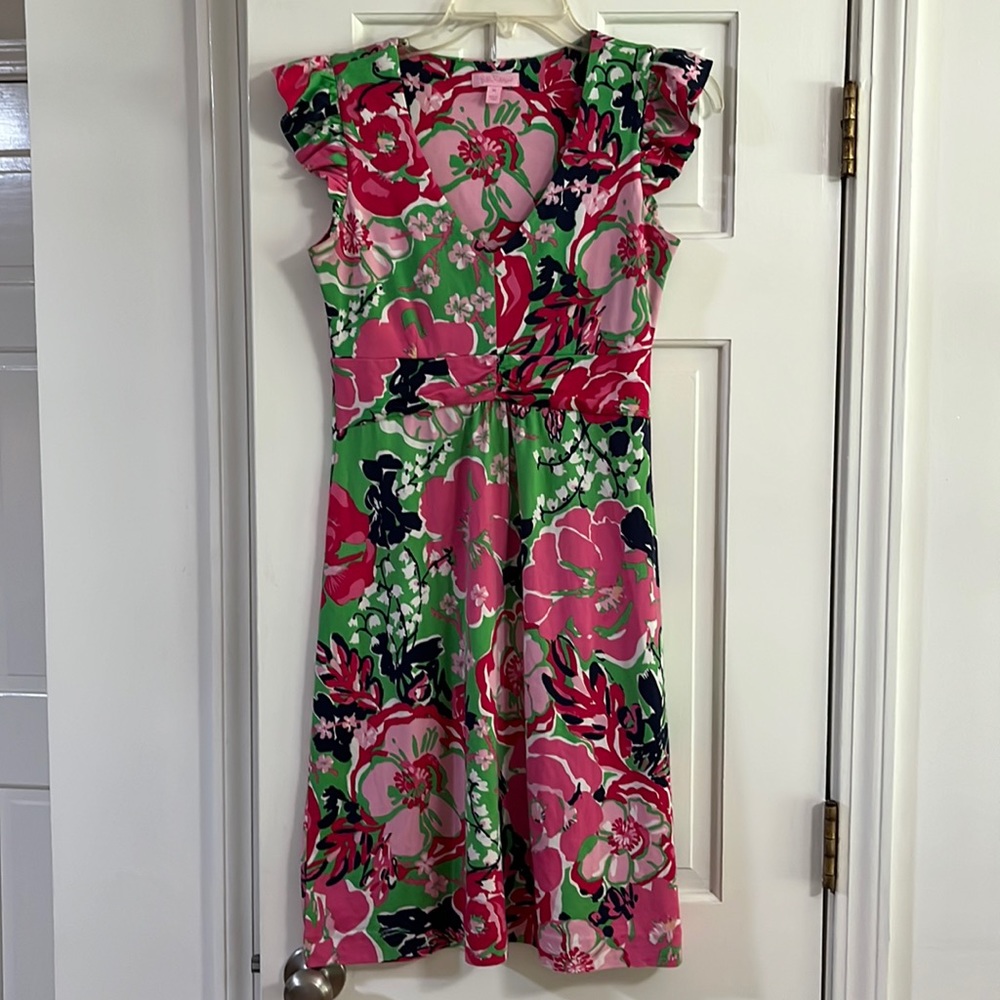 Lilly Pulitzer size S adorable dress!
B3